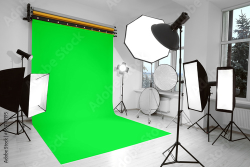 Fotografie Chroma key compositing. Green backdrop and equipment in studio