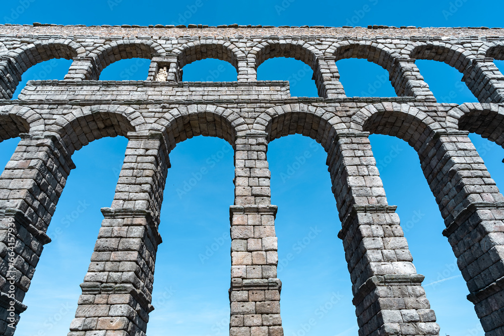 Acueducto romano de Segovia con 2000 años de antigüedad, las piedras están cortadas tan perfectas que no tienen cemento, se sujetan por la gravedad y su propio peso.. Acueducto romano de Segovia con 2000 años de antigüedad, las piedras están cortadas tan perfectas que no tienen cemento, se sujetan por la gravedad y su propio peso..