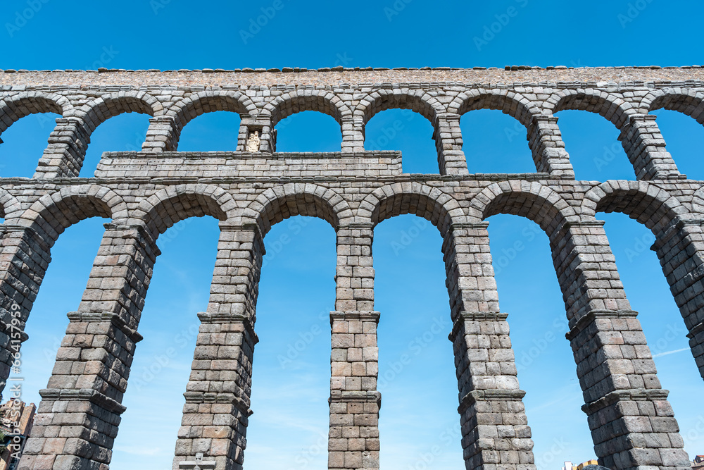 Acueducto romano de Segovia con 2000 años de antigüedad, las piedras están cortadas tan perfectas que no tienen cemento, se sujetan por la gravedad y su propio peso..