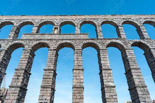 Schilderij op canvas Acueducto romano de Segovia con 2000 años de antigüedad, las piedras están cortadas tan perfectas que no tienen cemento, se sujetan por la gravedad y su propio peso