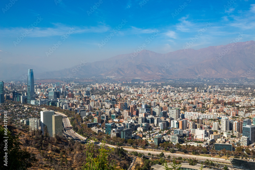 Fototapeta premium vista aérea dos prédios da área econômica de Santiago do Chile e o rio que corta a cidade
