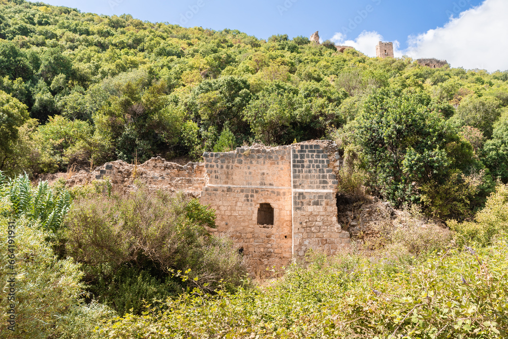 Φωτογραφία Remains  of the lower tier utility room in ruins of residence of Grand Masters o