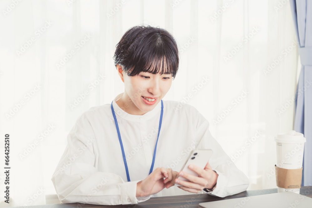 スマホを操作する会社員 business mobile phone スマホを操作する会社員 business mobile phone