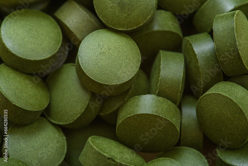 Zielone tabletki, spirulina z bliska wypełnia kadr