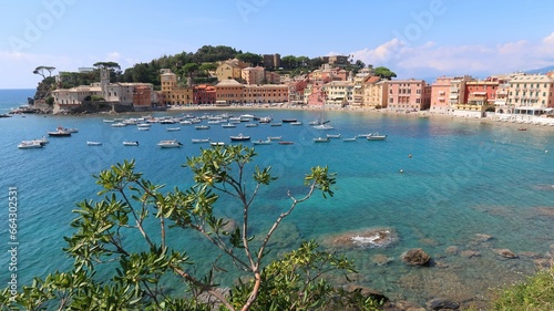 Vue panoramique sur la ville de Sestri Levante et la Baie du Silence, en Ligurie, sur la Riviera italienne, au bord de la mer Méditerranée (Italie) photo