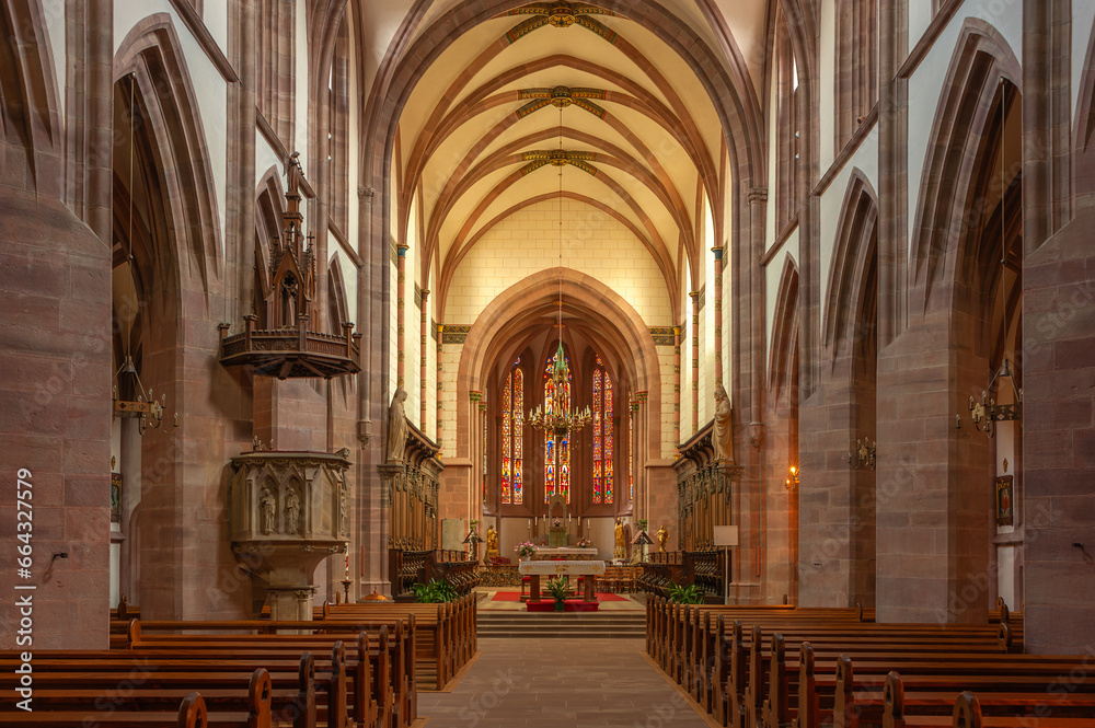 Langhaus der Stiftskirche Sankt Florentinus heute Pfarrkirche Sankt Johannes Baptista in  Niederhaslach. Departement Bas-Rhin in der Region Elsass in Frankreich