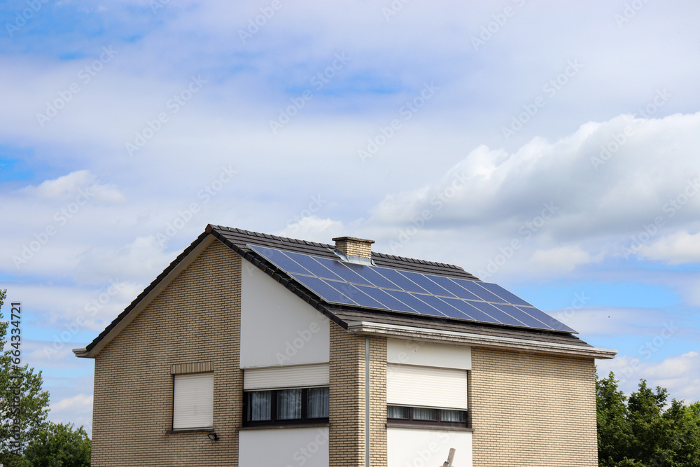 Solaranlage auf einem Einfamilienhaus mit sonnigem Himmel Solaranlage auf einem Einfamilienhaus mit sonnigem Himmel