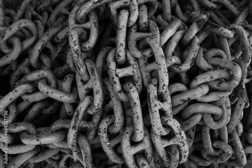 Tapeta,  stary gruby łańcuch, zdjęcie czarno białe 