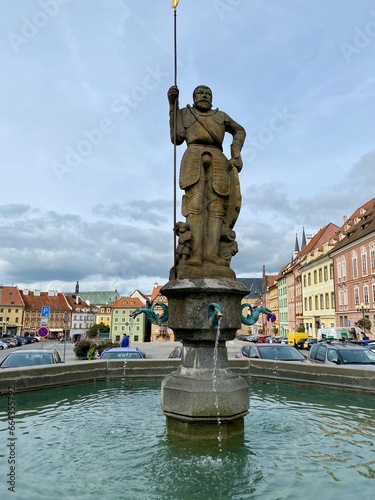 Der Marktplatz von Cheb (Eger), der Rolandbrunnen