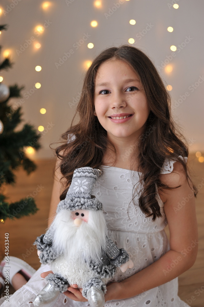 criança pré adolescente linda e sorridente em decoração de natal de inverno criança pré adolescente linda e sorridente em decoração de natal de inverno
