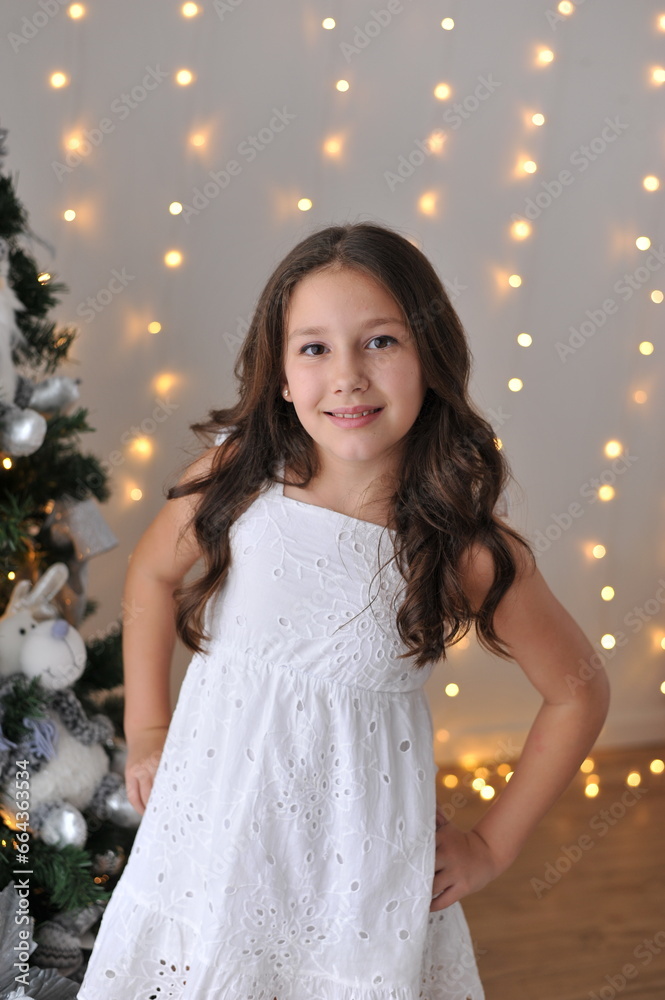 criança pré adolescente linda e sorridente em decoração de natal de inverno criança pré adolescente linda e sorridente em decoração de natal de inverno