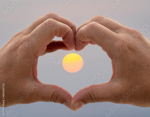 Obraz na płótnie Hands,love and sunset w salonie