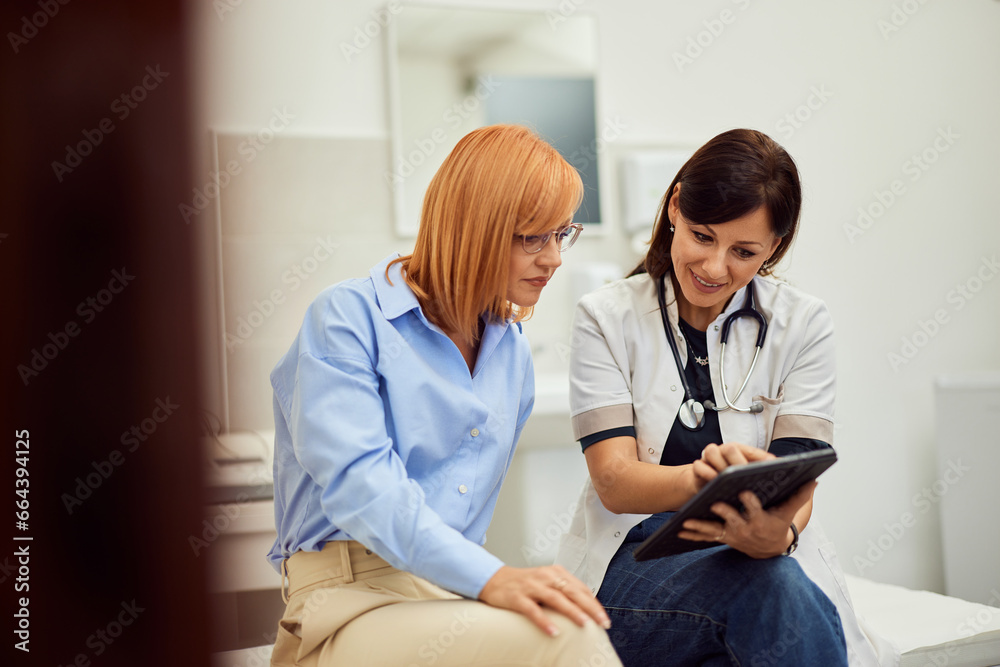 Obraz premium A doctor showing results to the ginger-haired patient, sitting at the doctor's office.
