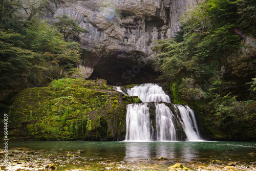 Cascade sortant d une grotte