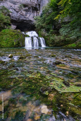 Cascade sortant d'une falaise photo