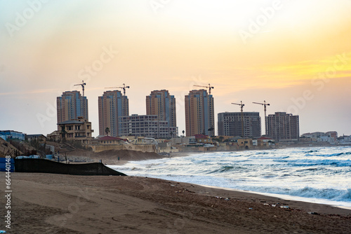 vue sur Building chantier en Algerie plage de sable agitée  © Samix