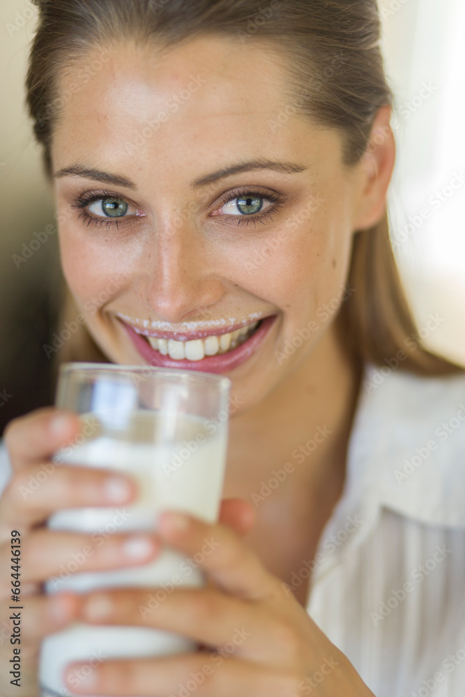 Junge Frau mit Milchglas, Portrait Nahaufnahme Junge Frau mit Milchglas, Portrait Nahaufnahme