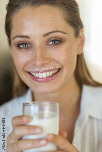 Junge Frau mit Milchglas, Portrait Nahaufnahme