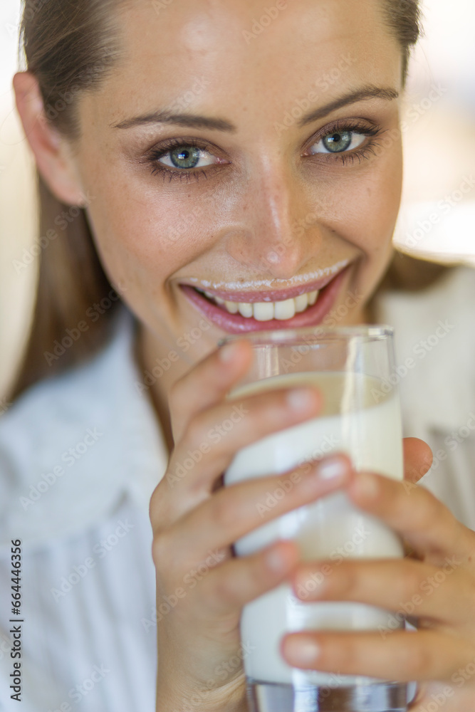 Junge Frau mit Milchglas, Portrait Nahaufnahme Junge Frau mit Milchglas, Portrait Nahaufnahme