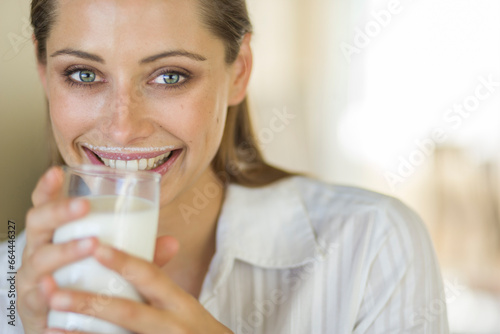 Junge Frau mit Milchglas, Portrait Nahaufnahme