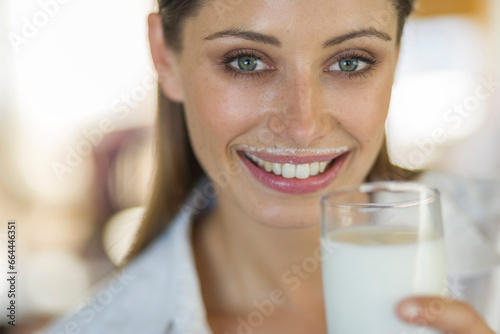 Junge Frau mit Milchglas, Portrait Nahaufnahme