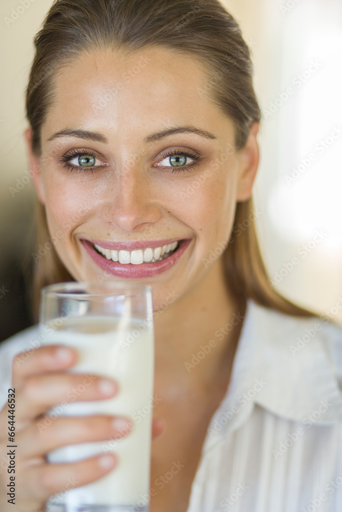 Junge Frau mit Milchglas, Portrait Nahaufnahme Junge Frau mit Milchglas, Portrait Nahaufnahme