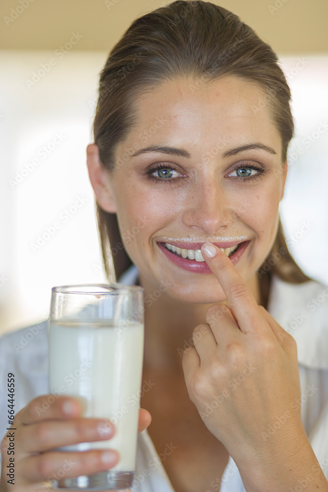 Junge Frau mit Milchglas, Portrait Nahaufnahme Junge Frau mit Milchglas, Portrait Nahaufnahme