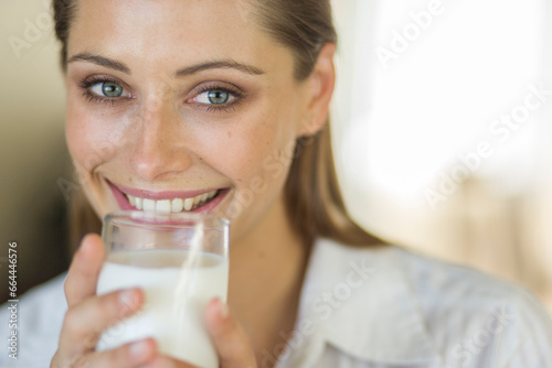 Junge Frau mit Milchglas, Portrait Nahaufnahme