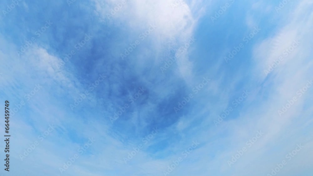 stimmungsvoller blauer Himmel mit vorbeiziehenden Wolken von Oben im Zeitraffer, Timelaps, Meer, Ozean, Erde, Weltall