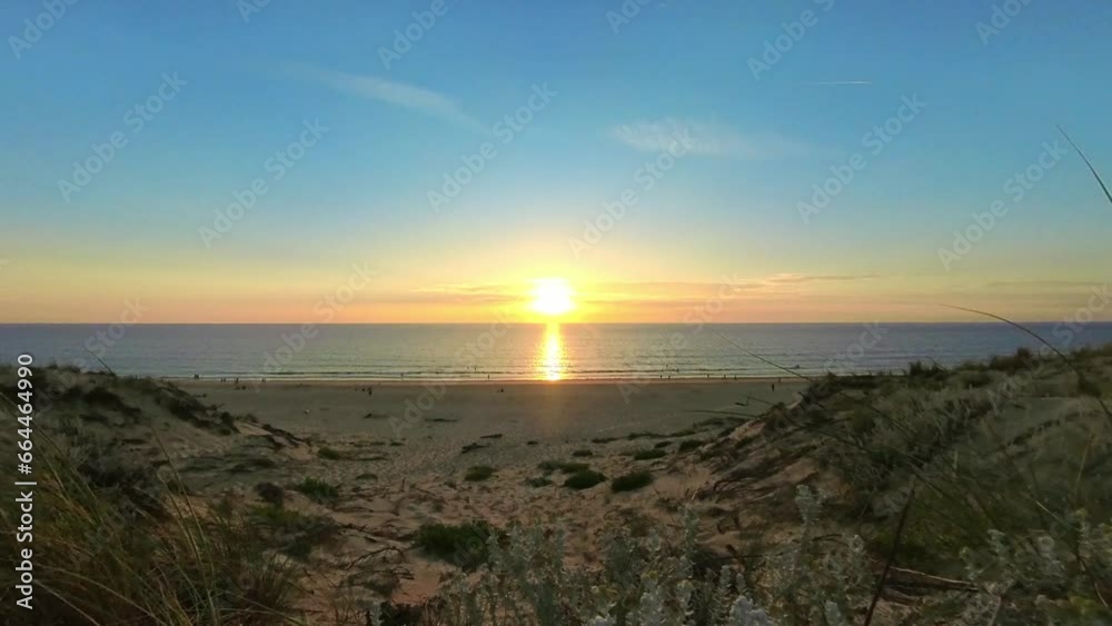 Sonnenuntergang mit Menschen am Strand, Zeitraffer, Meer, Horizont Sonnenuntergang mit Menschen am Strand, Zeitraffer, Meer, Horizont