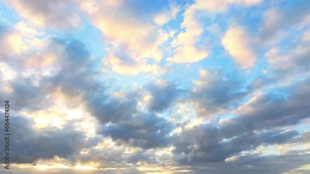 stimmungsvoller blauer Himmel mit vorbeiziehenden Wolken im Zeitraffer, Sonnenaufgang, Himmel mit Wolken
