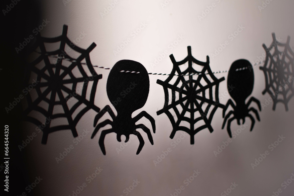 Girlanda z pająkiem i pajęczyną z okazji Halloween | Garland with a spider and cobweb for Halloween - obrazy, fototapety, plakaty 