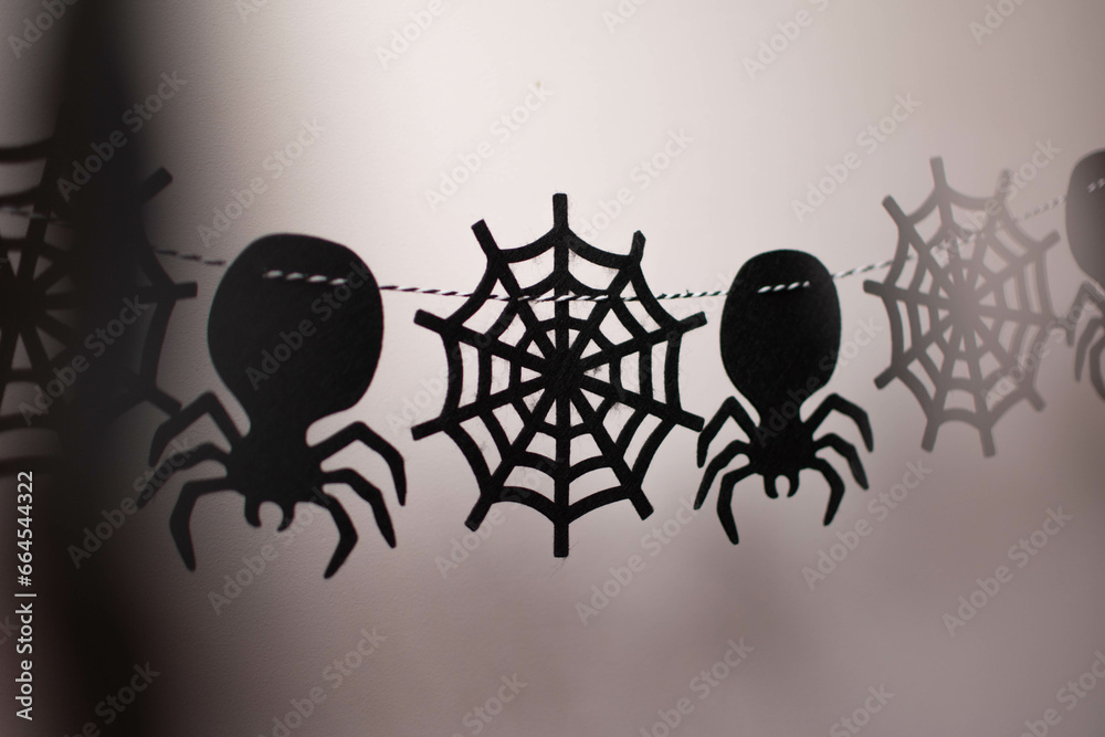 Girlanda z pająkiem i pajęczyną z okazji Halloween | Garland with a spider and cobweb for Halloween - obrazy, fototapety, plakaty 