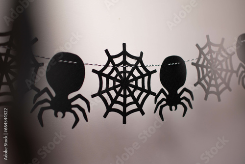 Girlanda z pająkiem i pajęczyną z okazji Halloween | Garland with a spider and cobweb for Halloween