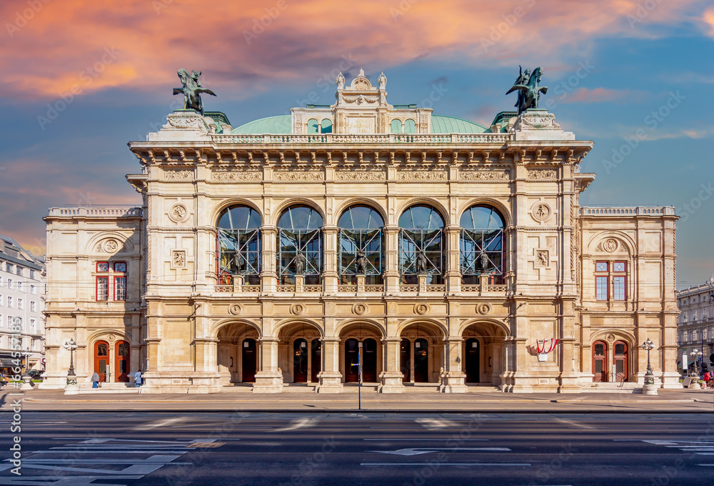 Obraz premium Vienna State Opera house at sunset, city of Wien, Austria
