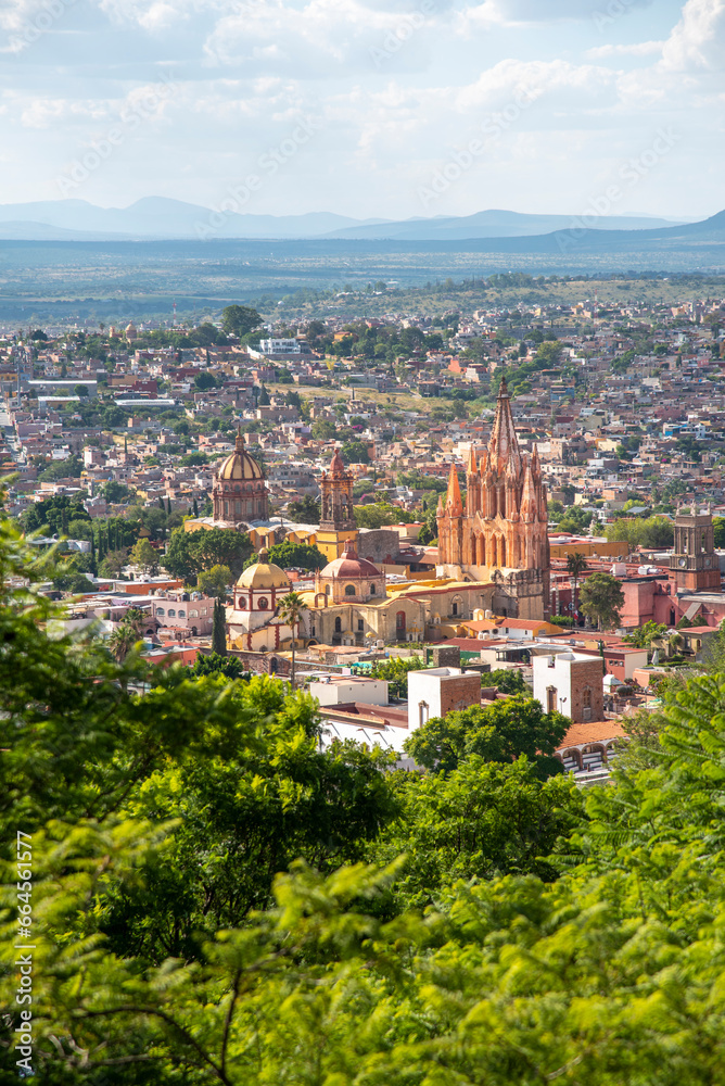 Obraz premium View from the viewpoint of Cathedral of San Miguel Arcángel, Parroquia de San Miguel Arcángel and plaza Allende, in of the city of San Miguel De Allende, Mexico. World Heritage Site. 