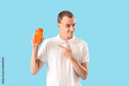 Young man pointing at sunsc...