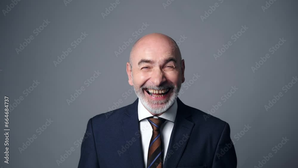 大笑いする外国人男性