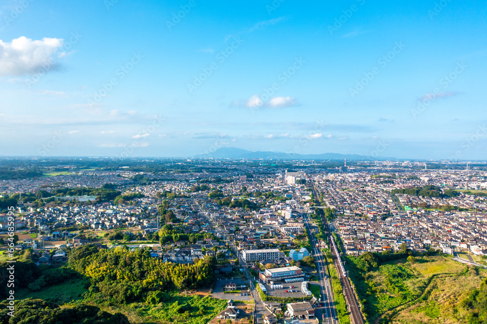 Obraz premium 牛久沼付近の牛久市街と筑波山、国道6号、常磐線、特急ひたち（茨城県）