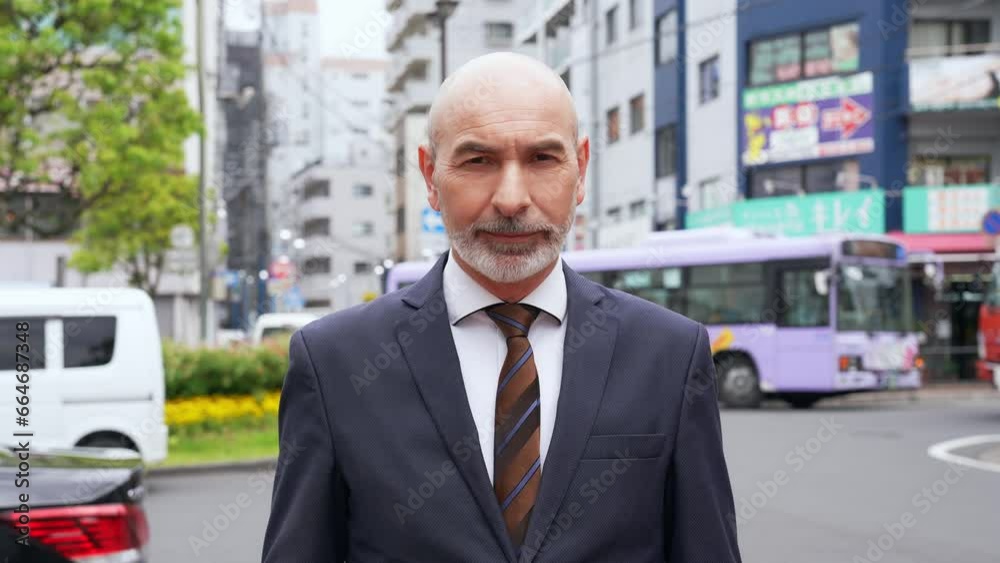 街角に立つ笑顔の外国人男性