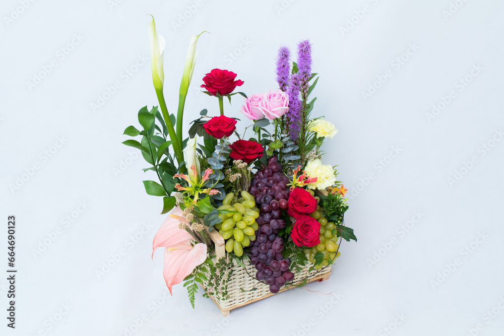 Obraz premium Gifts made from flowers in a vase or basket.
