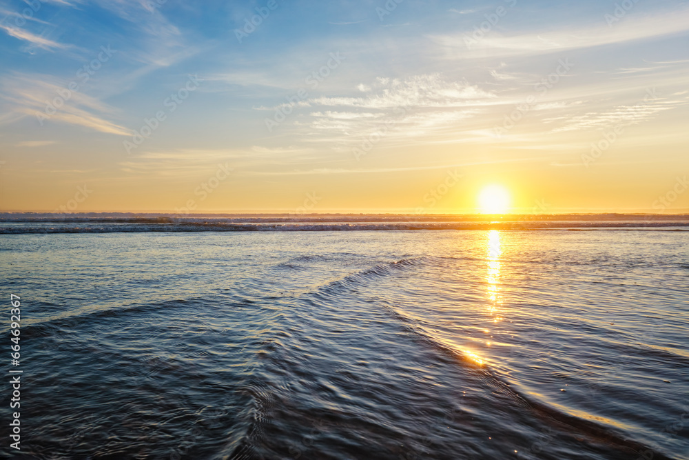 Obraz premium Atlantic ocean sunset with surging waves at Fonte da Telha beach, Costa da Caparica, Portugal