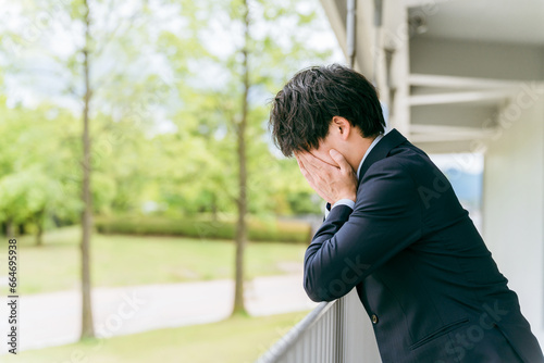 ストレス・ミス・悩む・トラブル・困る・落ち込む若いアジア人ビジネスマン 