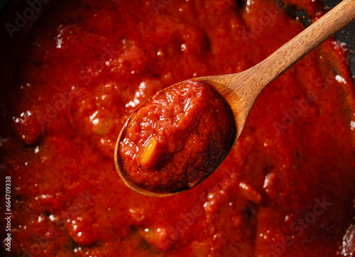 Scoop up the tomato sauce in the pan with a spoon.