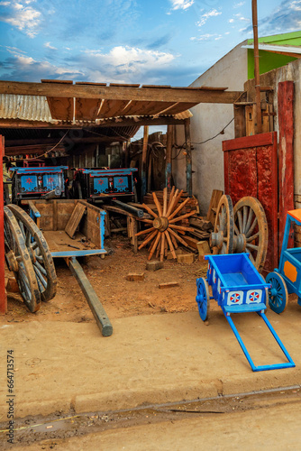 Fabrique de charrettes en bois à Madagascar