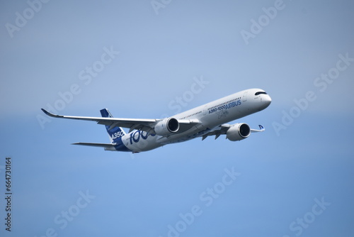 Fotografie Incredible flying performance by Airbus A350-1000 aircraft during the Singapore Airshow on February 10, 2022