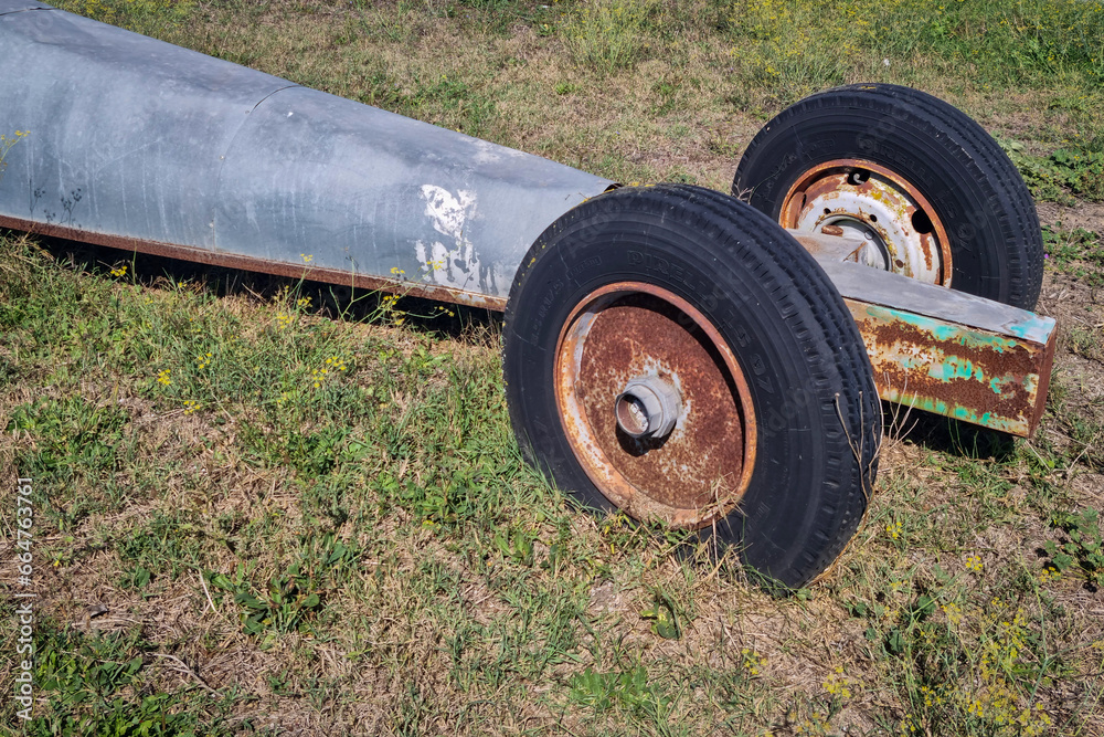 Fototapeta premium Gros plan sur l'avant d'un vieux dragster