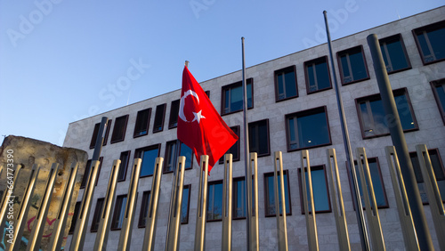 Türkische Fahne vor türkischer Botschaft, Berlin, authentisches Foto