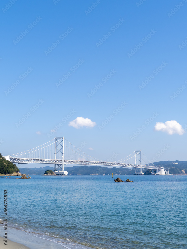 千鳥ヶ浜海岸(徳島県鳴門市)から大鳴門橋を見る。(縦構図)
