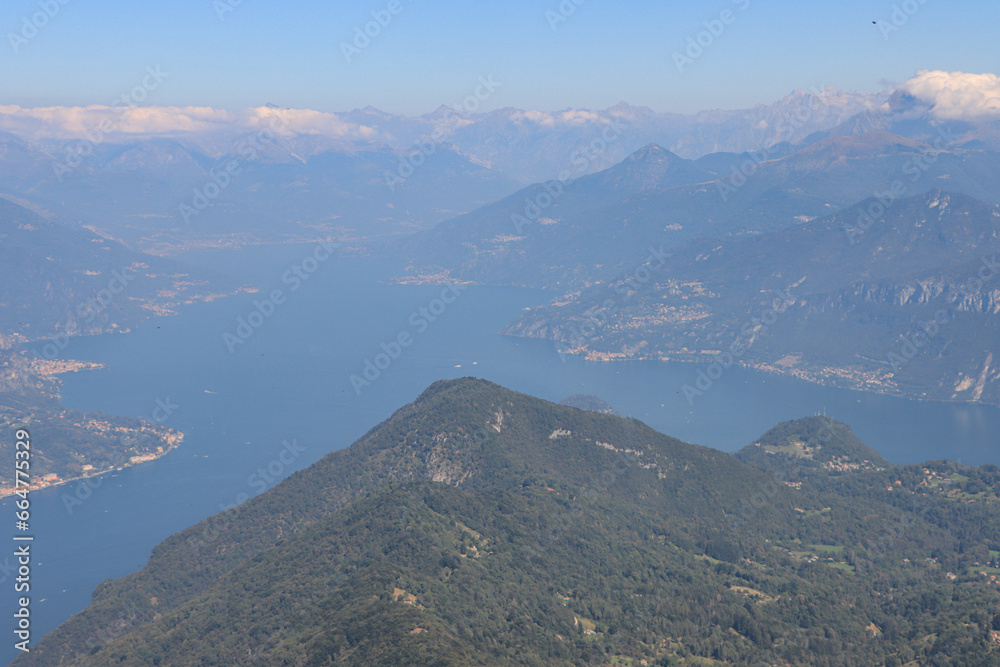 Lario Panorama vom Monte San Primo; Blick über die Gabelung des Comer See's nach Norden